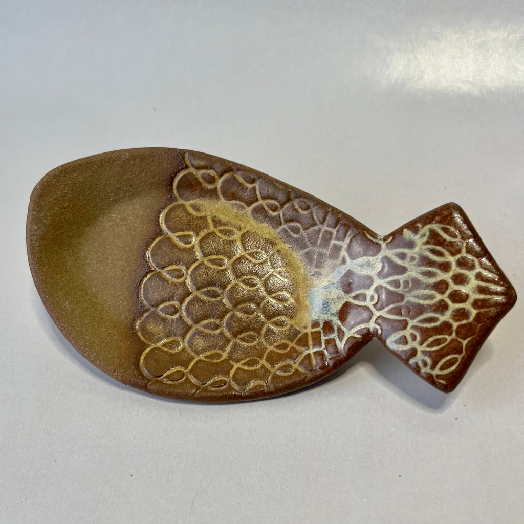 Fish Dish with Vintage Doily impression (XY10))